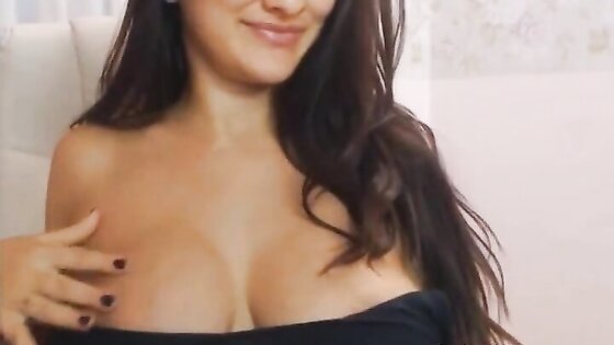 Hot Big Tits Babe Plays her Pussy