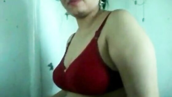 Bangla desi girl showing big boobs in bra