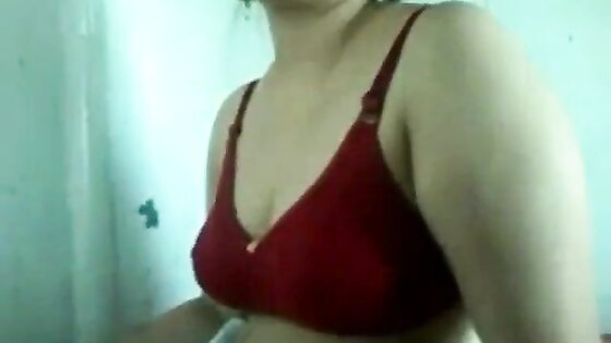 Bangla desi girl showing big boobs in bra