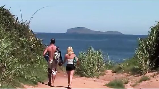 Beach threesome