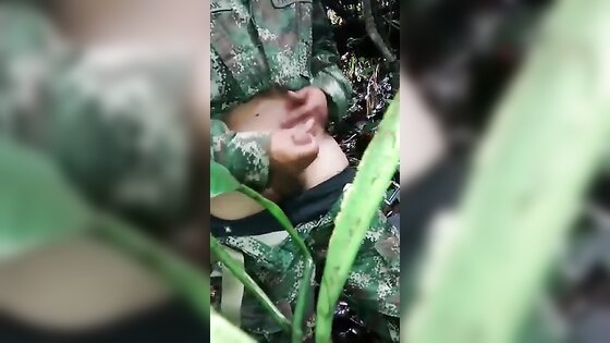 Militar novinho tocando uma no mato