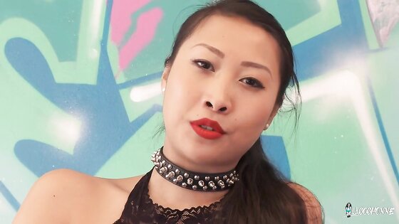 Une Asiatique Aux Gros Seins Aime Trop Le Sexe - Sharon Lee