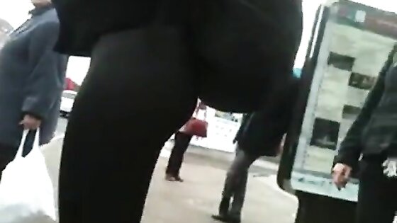 Nice ass at bus stops in shiny leggings