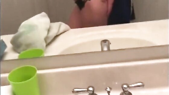 Homemade teen blowjob in the bath