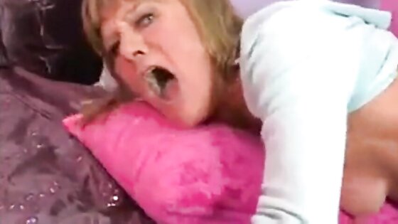 Die gefräßige, dünne Oma gibt einen tollen Blowjob