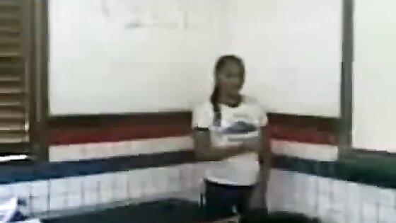 Novinha tirando a roupa na sala de aula