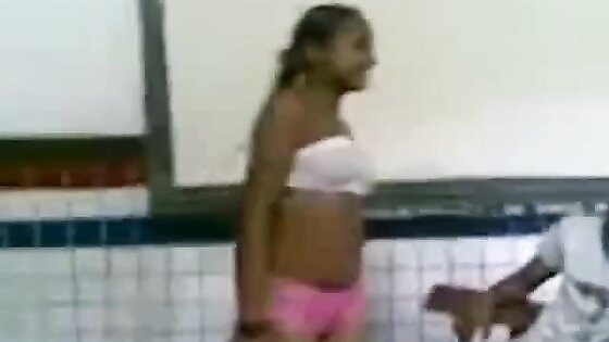 Novinha tirando a roupa na sala de aula