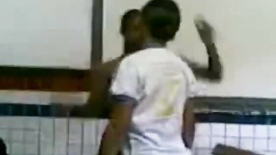 Novinha tirando a roupa na sala de aula