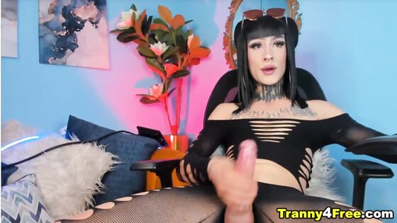 Goth shemale jerking on cam