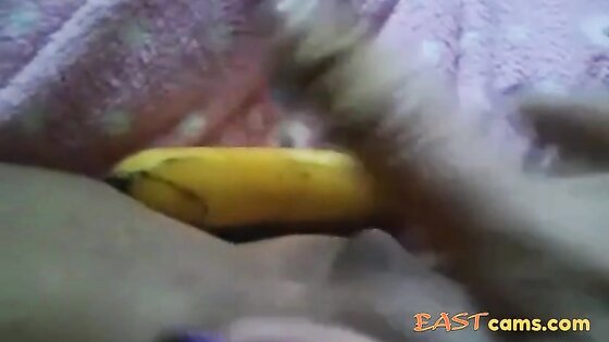 Arab slut masturbate with a big banana