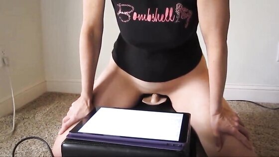 Bombshell Milf Rides Her Sybian