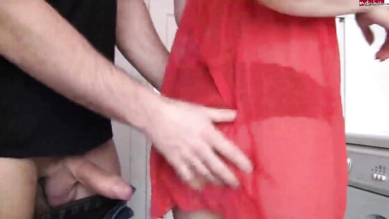 Deutscher Amateur Blowjob mit Cumshot ins Gesicht