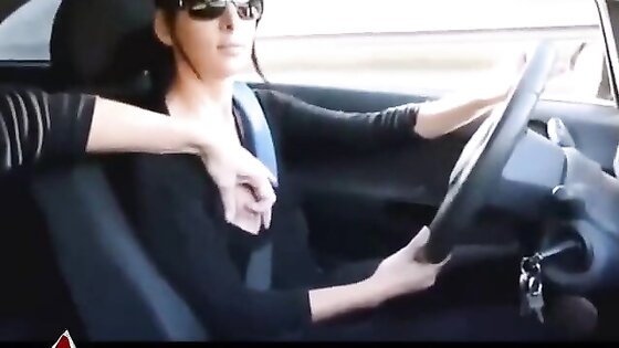 Female Uber Driver Gives Her Passenger A Handjob