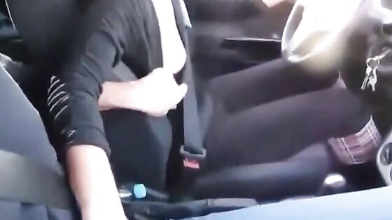 Female Uber Driver Gives Her Passenger A Handjob