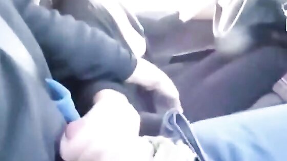 Female Uber Driver Gives Her Passenger A Handjob