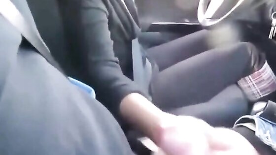 Female Uber Driver Gives Her Passenger A Handjob