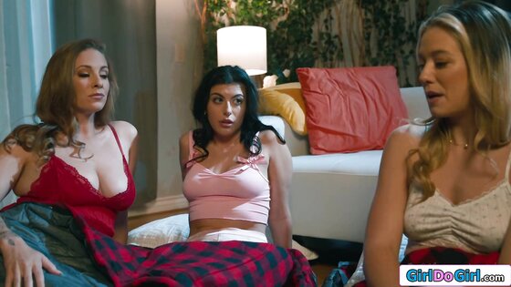 Teen finds stepmommy and bff fool around