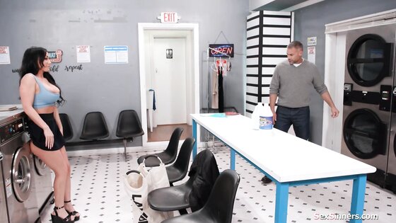I fuck my dildo in the public laundromat