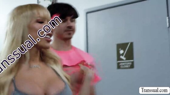 Must Watch this Threesome anal in the gym