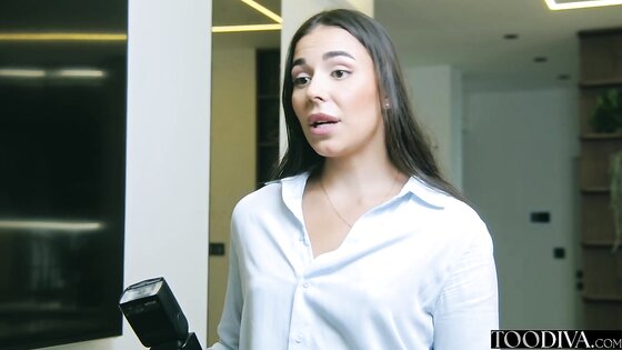 Photographer rides model's huge cock