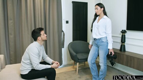 Photographer rides model's huge cock