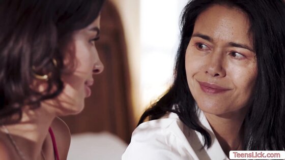 Back massage turns into a pussy licking session