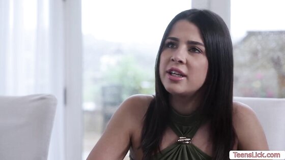 She likes it more when strap gets inside her pussy