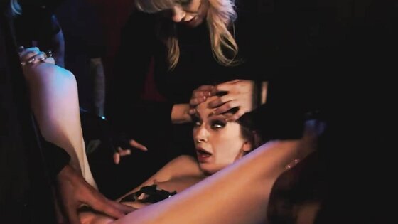 Shrink lets guy fuck her client in club