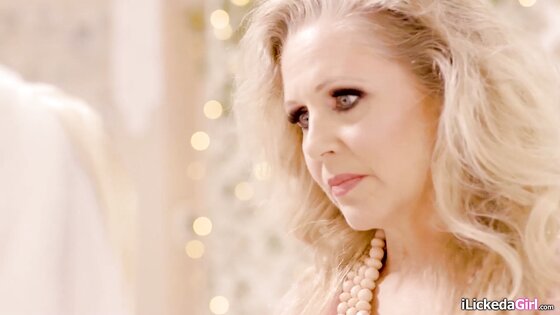 Stepdaughter lets stepmom lick her pussy