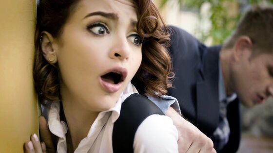 Sugardaddy pulls out my buttplug outside