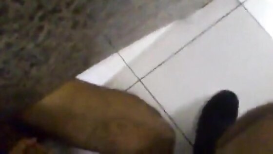 handjob for a stranger at a public restroom banheiro