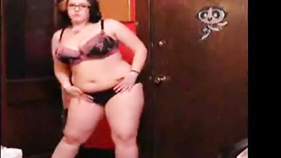 BEAUTIFUL CHUBBY GIRL DANCE AND STRIPS