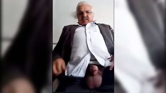 Arab Daddy Showing on Cam