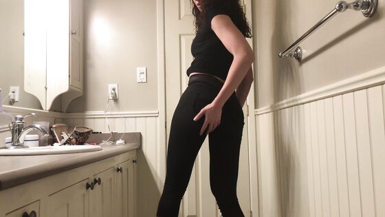 BizarroPornos.com - Black Leggings Tease Counter Poop