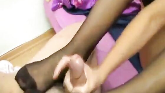 Selbst gemachte Nylonstrümpfe Footjob mit Sperma auf Füßen!