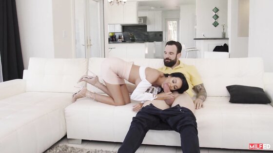 Real estate agent use her MILF pussy to exchange the contract