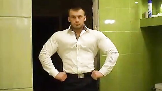 RUSSIAN BODYBUILDER STRIP AND CUM