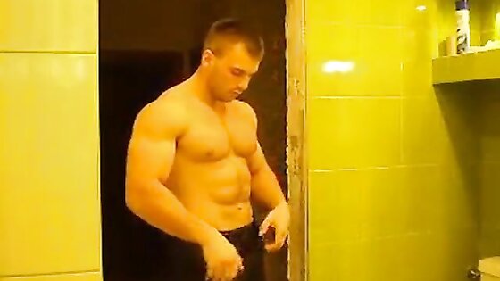 RUSSIAN BODYBUILDER STRIP AND CUM