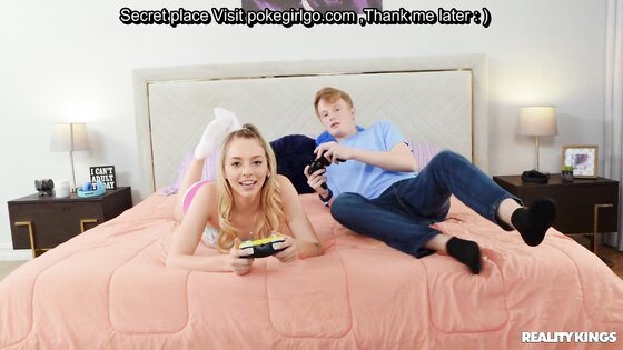 I can't control myself to fuck my virgin girlfriend while she on video game