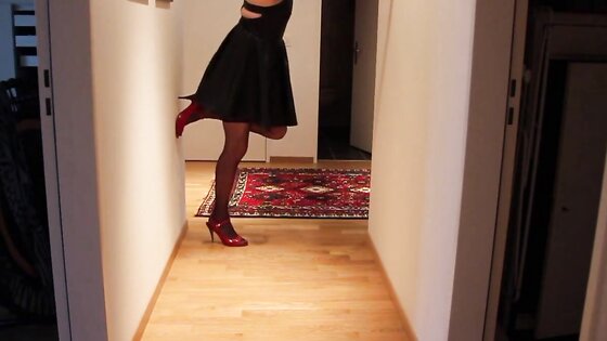 Dressed in Leather skirt and red high heels, play till cum