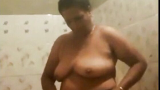 Desi Aunt spied on washing her chubby body