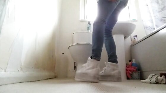 Crossdresser in tight Jeans and Sneakers