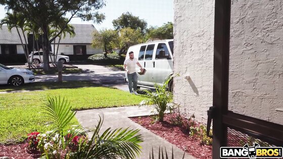 Hot wife put a sticky note to lure the delivery guy